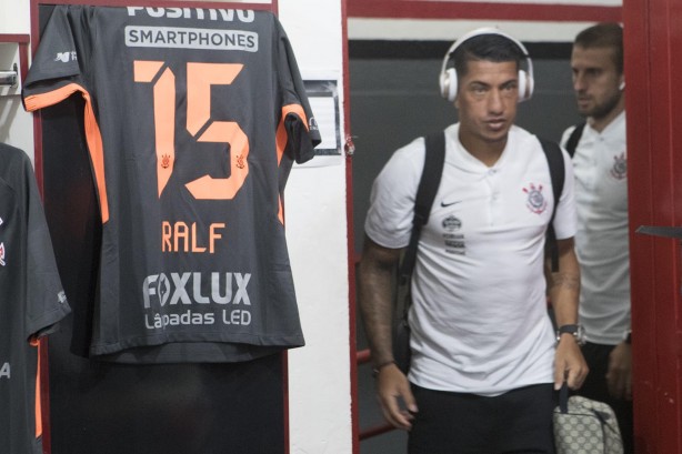 Ralf chega ao vestiário em Ribeirão Preto antes do jogo contra o Botafogo-SP