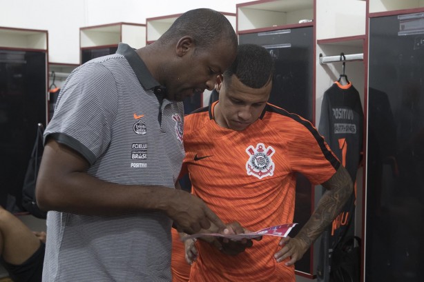 Sidcley recebe instruções antes do jogo contra o Botafogo-SP