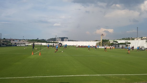 Em campo reduzido, jogadores do Corinthians treinaram passes no CT Joaquim Grava