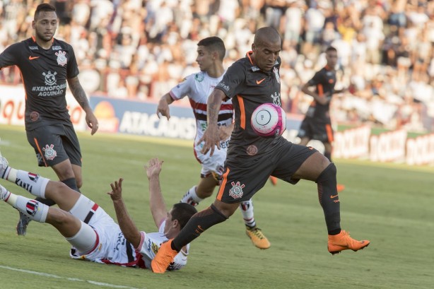 Emerson Sheik passa pelos adversários na partida contra o Botafogo-SP