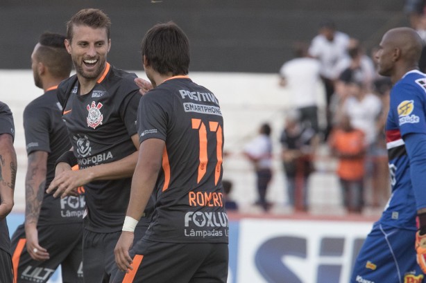 Henrique e Romero comemorando vitória contra o Botafogo-SP