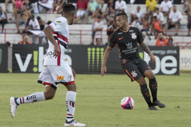 Maicon em ação contra o Botafogo-SP