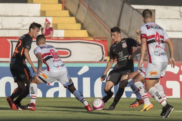 Mantuan em ação contra o Botafogo-SP