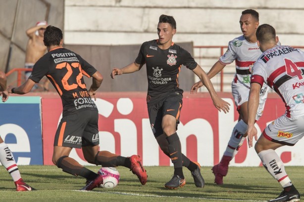 Mantuan em ação contra o Botafogo-SP