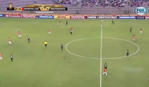 Marcação deixa meio de campo com espaço para adversário trabalhar