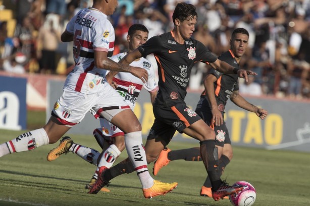 Matheus Vital em ação contra o Botafogo-SP
