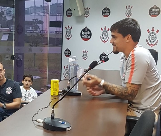 O pequeno Henrique acompanhou a coletiva do pai, Fagner, no Timão