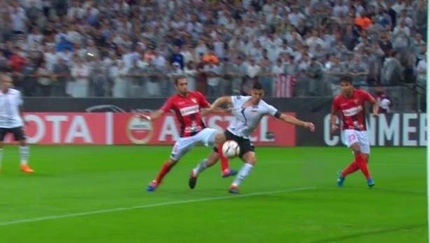 Balbuena foi claramente puxado pela camisa e árbitro não marcou o pênalti