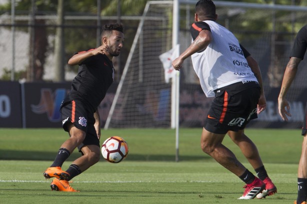 Clayson no treino da tarde nesta terça-feira