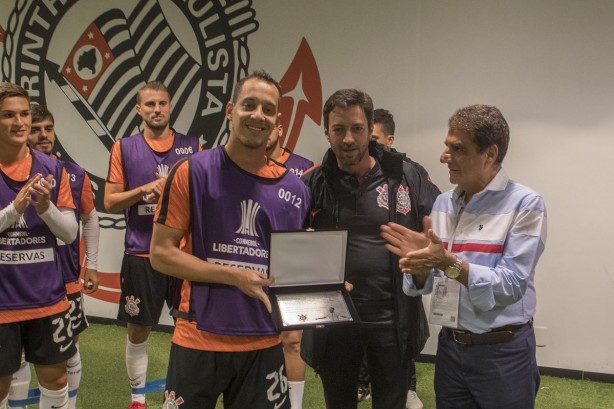 Rodriguinho foi homenageado por alcanar 150 partidas pelo Timo