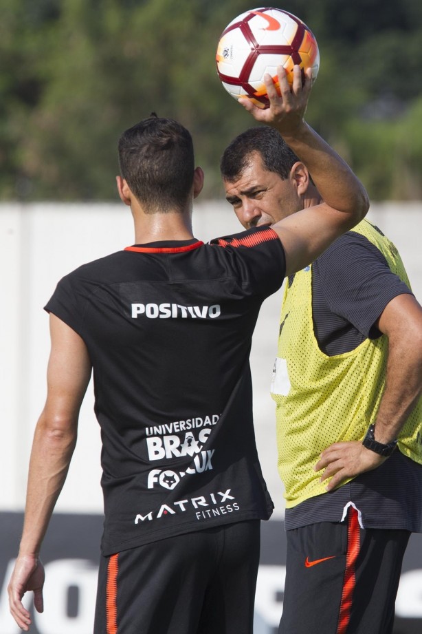 Carille passa informações aos jogadores no treino deste terça