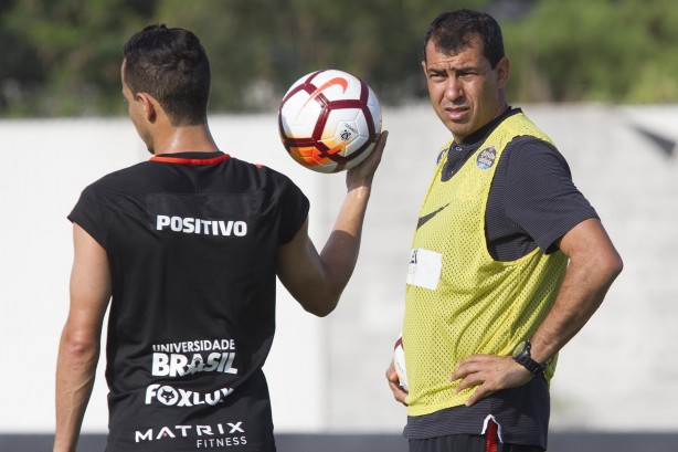 Carille passa informações aos jogadores no treino deste terça