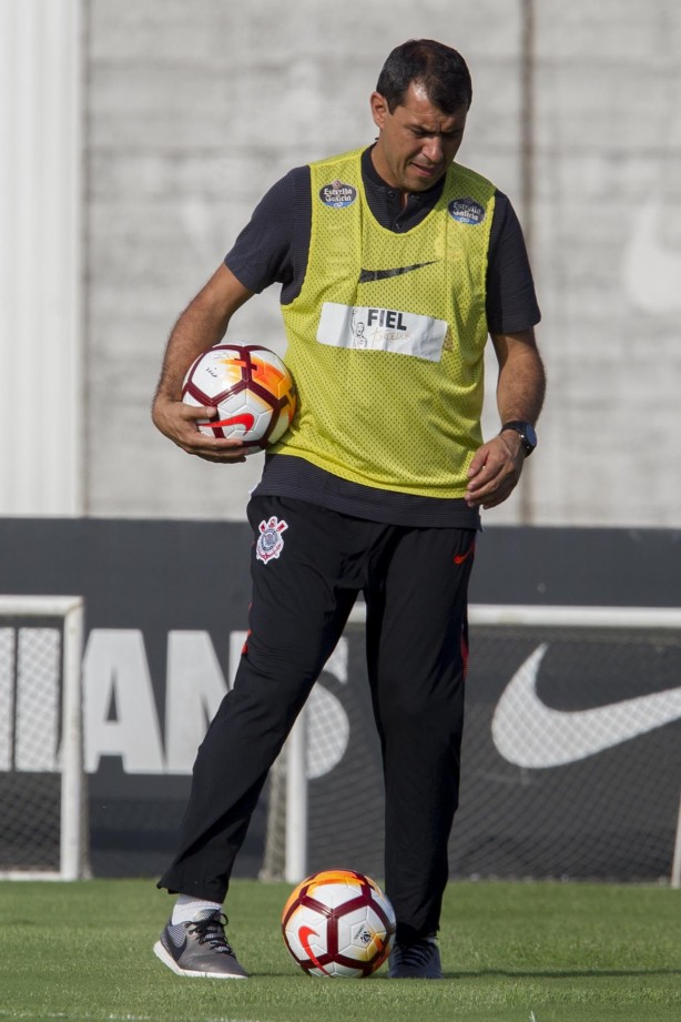 Carille passa informações aos jogadores no treino deste terça