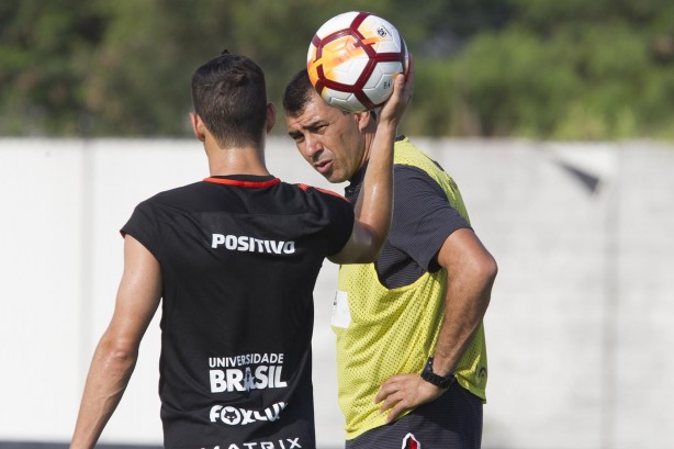 Carille passa informações aos jogadores no treino deste terça