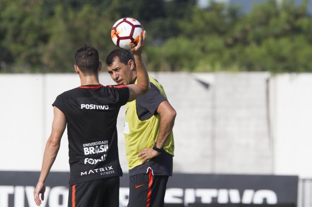 Carille passa informações aos jogadores no treino deste terça