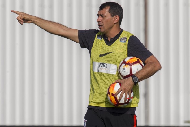 Carille passa informações aos jogadores no treino deste terça