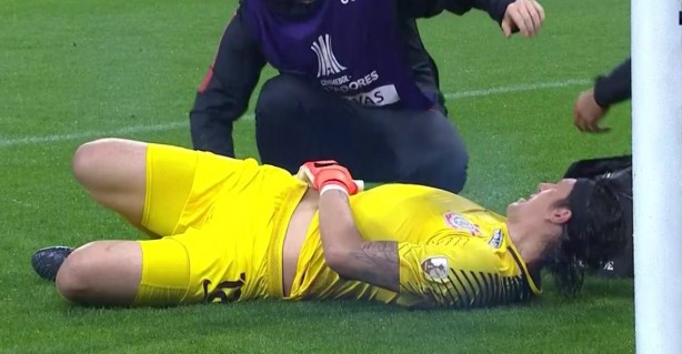 Cássio ficou no gramado e recebeu atendimento mais de uma vez durante o jogo