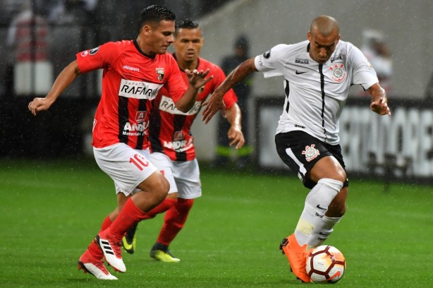 Emerson Sheik foi autor do primeiro gol do Timão nesta quarta-feira