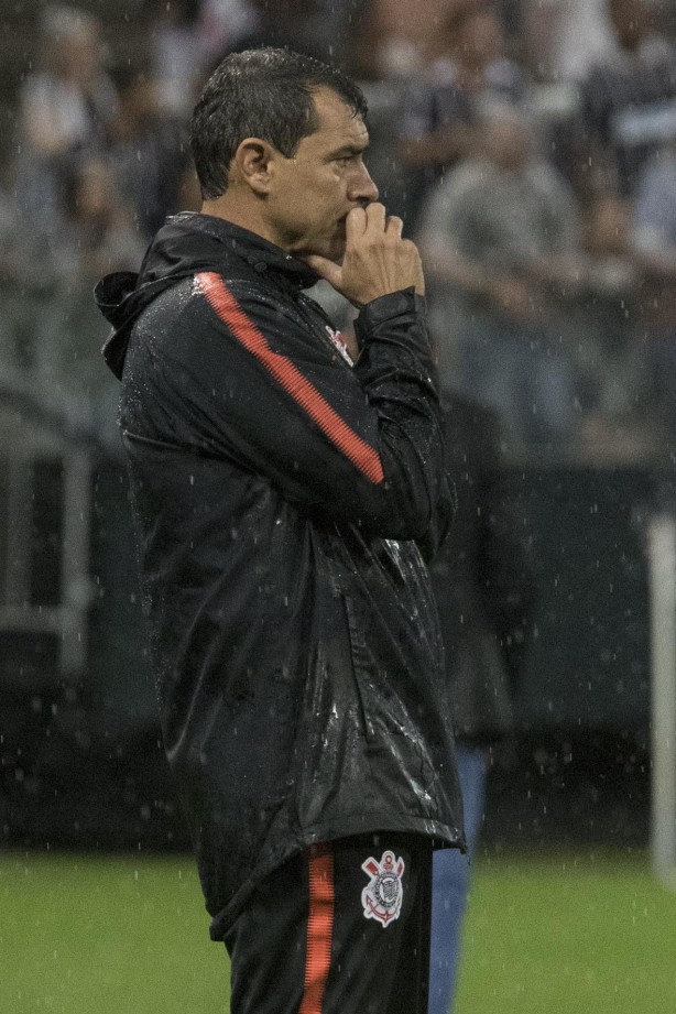 Fábio Carille concentrado a beira de campo