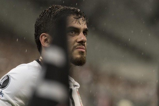 Fagner em ação na partida contra o Deportivo Lara