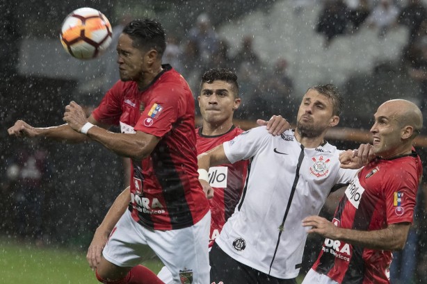 Henrique em dividida com adversário