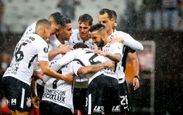 Jogadores do Corinthians comemorando gol do Sheik