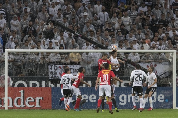 Jogadores do Corinthians na partida contra o Deportivo Lara