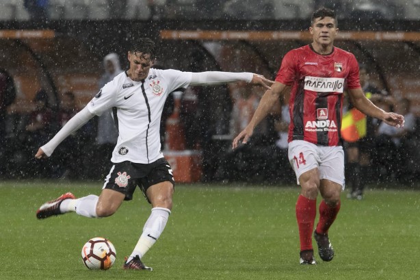 Mateus Vital em ação contra o Deportivo Lara