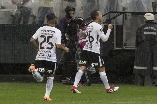 Rodriguinho e Clayson após o segundo gol do Corinthians