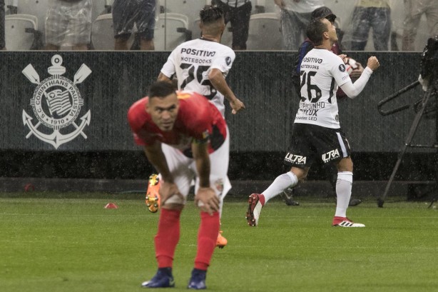 Rodriguinho e Clayson comemoram o segundo gol do Corinthians