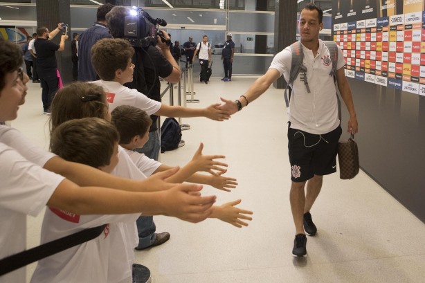 Rodriguinho na chegada para o duelo contra Deportivo Lara
