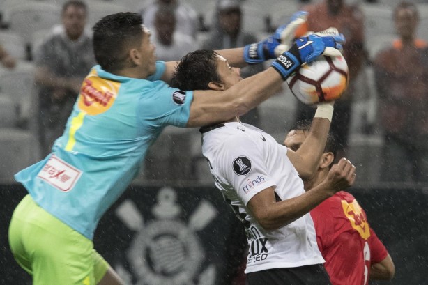 Romero em dividida com adversário pela libertadores