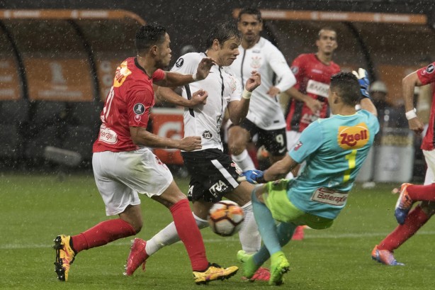 Romero em dividida com adversário pela libertadores