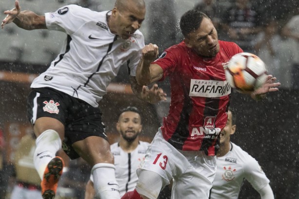 Sheik subiu alto para marcar o gol do Corinthians