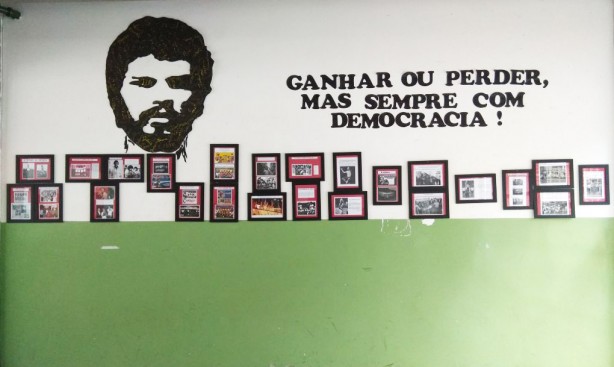 Direitos reivindicados por Sócrates são ilustrados já na entrada da escola