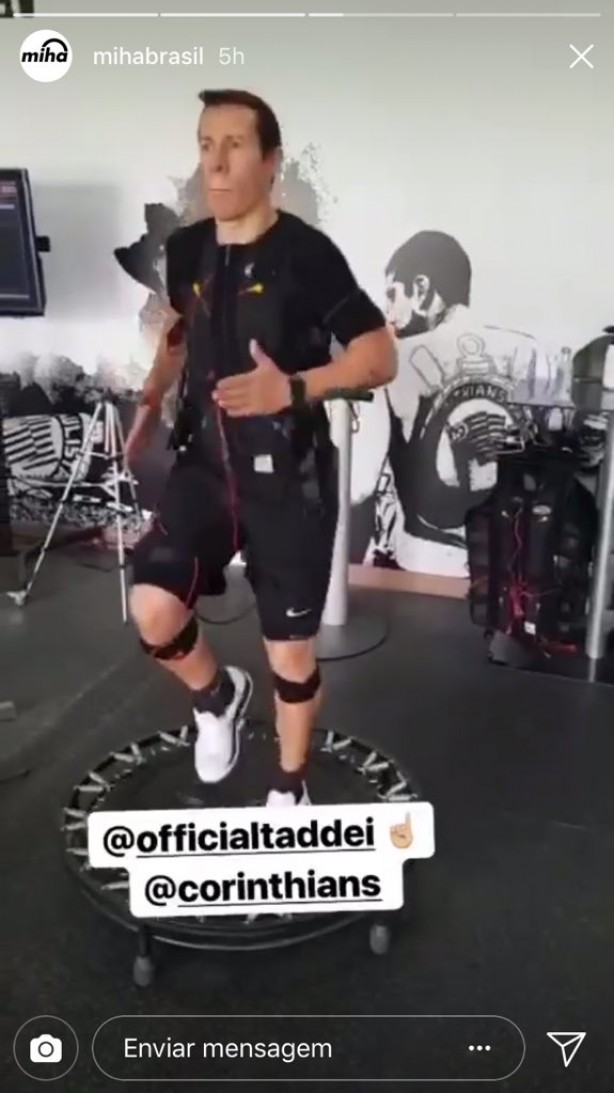 Jogador trata lesão no CT Joaquim Grava