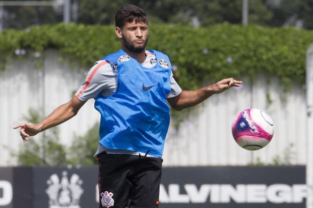 Juninho Capixaba treina no CT Joaquim Grava e segue como opção no banco para a lateral