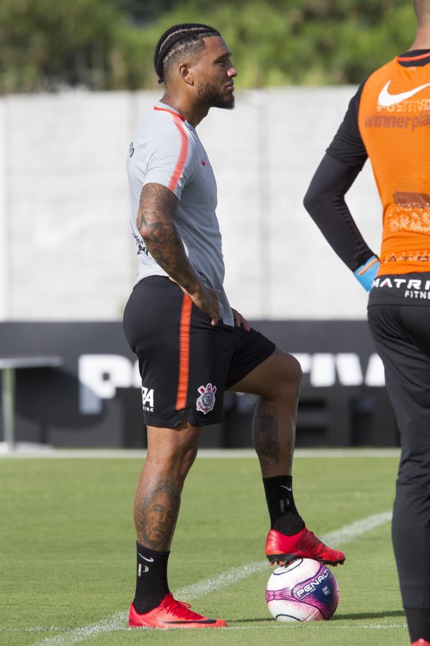Kazim exibe novo penteado durante o treino desta quinta-feira