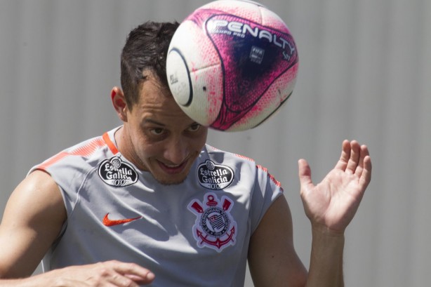 Rodriguinho, em ótima fase, treina no CT para enfrentar o Bragantino