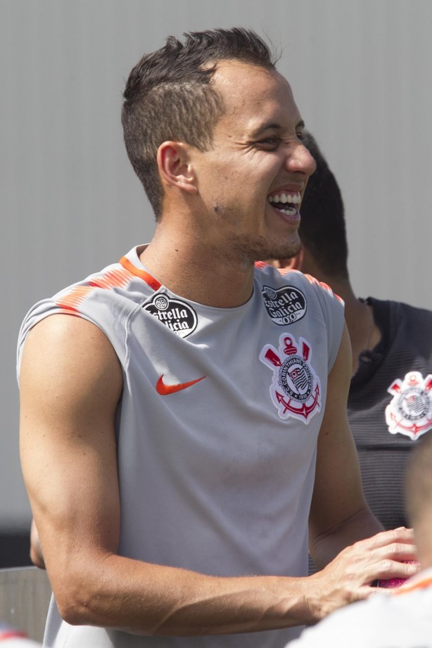 Rodriguinho foi só sorrisos no treino desta sexta-feira no CT