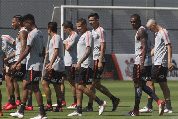 Titulares e reservas do Corinthians foram a campo para o penúltimo treinamento da equipe