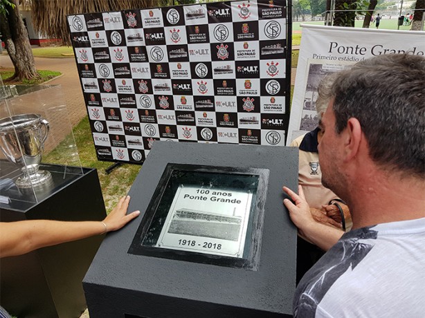 Andrs Sanchez v o monumento de perto na zona norte de So Paulo