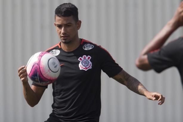 Atacante Lucca no treino que antecede o duelo contra o Bragantino