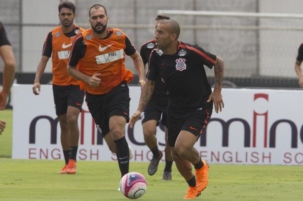 Danilo e Sheik treinando junto com o elenco para o jogo contra o Bragantino