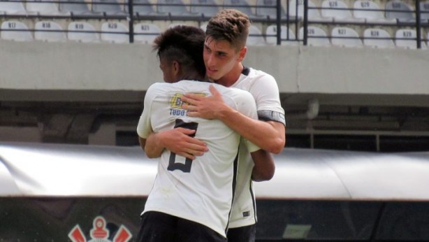 Jovem Arthur Bessa é abraçado pelo capitão Henrique Luro após marcar