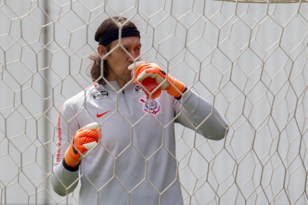 O goleiro Cássio treinou normalmente e deve enfrentar o Bragantino, pelo Paulistão