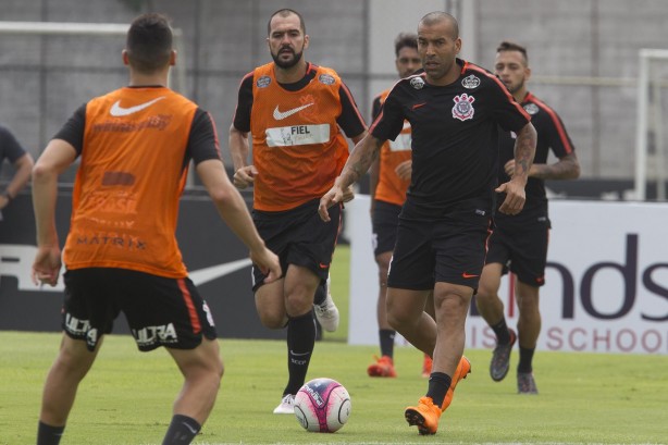 Os veteranos Danilo e Sheik durante o último treino antes do jogo contra o Bragantino