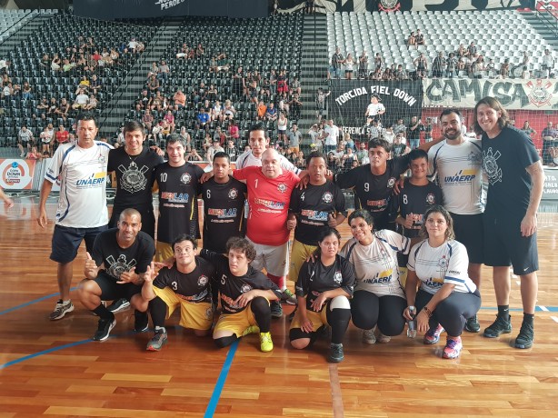 Trio do Timão ao lado do futsal Down do Corinthians