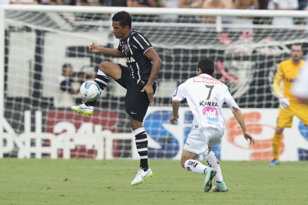 Walter (ao fundo) agarrou tudo e mais um pouco no último jogo contra Bragantino