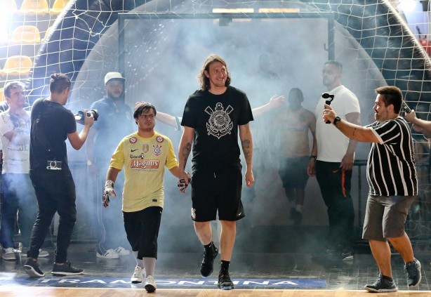 Cássio entrou de mãos dadas com o goleiro do JR/Corinthians